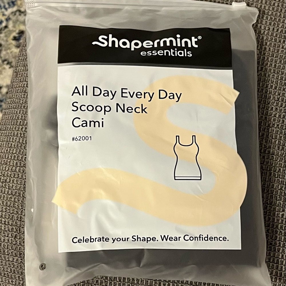 Shapermint Essentials Black Scoop Neck Cami